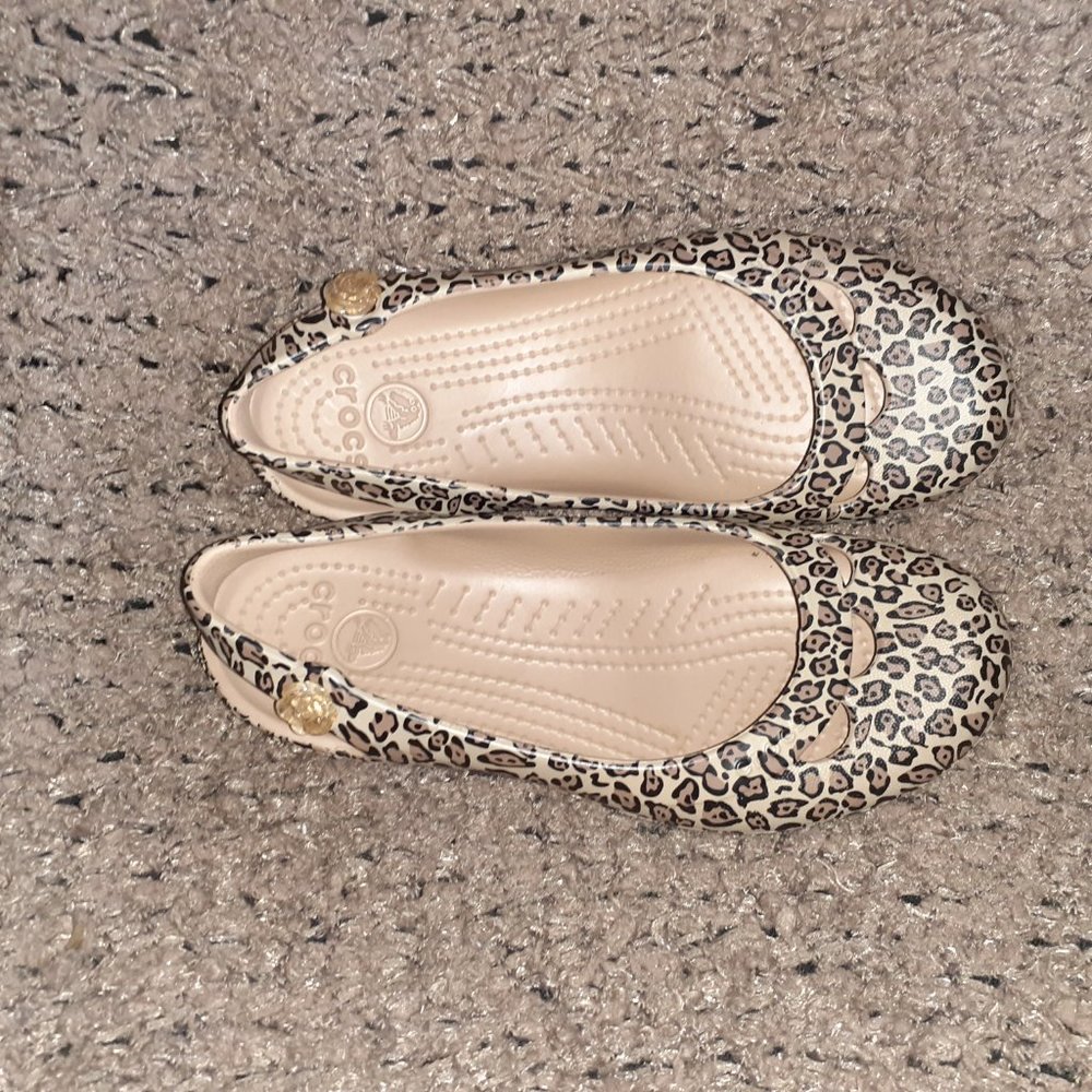 CROCS-Leopard Print Slingback Flats w/Flower Jibbitz-Sz 5-Excellent - Picture 6 of 7